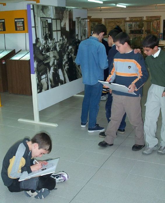 Alumnos visitando en el Museo del Niño