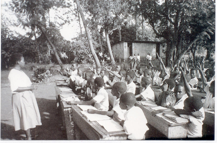 Escuela al aire libre. Tanzania (Africa)